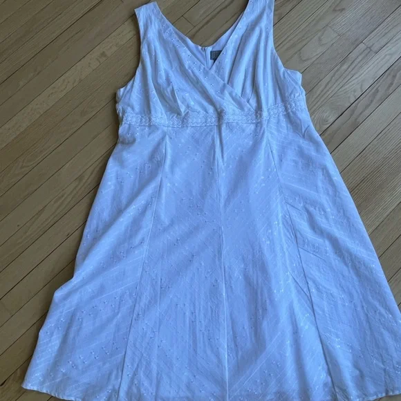 Rabbit Rabbit Rabbit 22W V Neck White Dress. - Picture 5 of 5